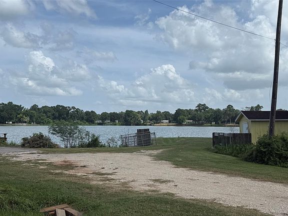 5th image of 297 Hackberry Ln