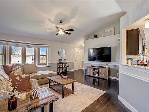 4th image of 2539 E Honeysuckle Dr