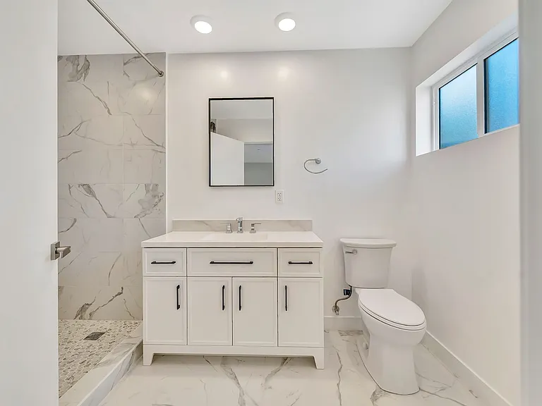 1584 W 37th St — Photo 30