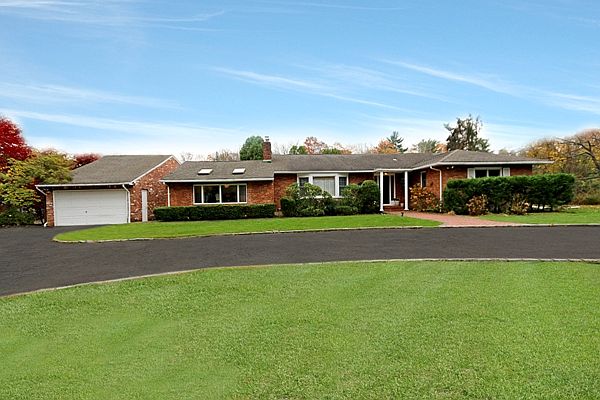 1st image of 10 Edson Ln