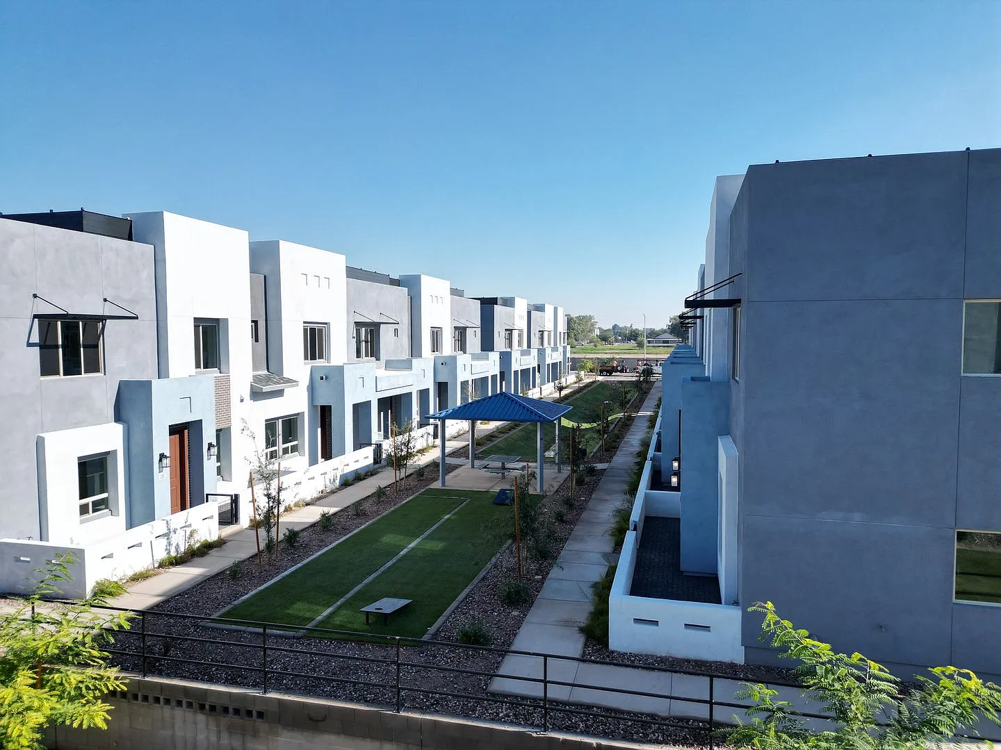 Brand New Build! Massive modern 4 bedroom/4.5 bathroom townhome in the heart of Chandler. — Photo 4