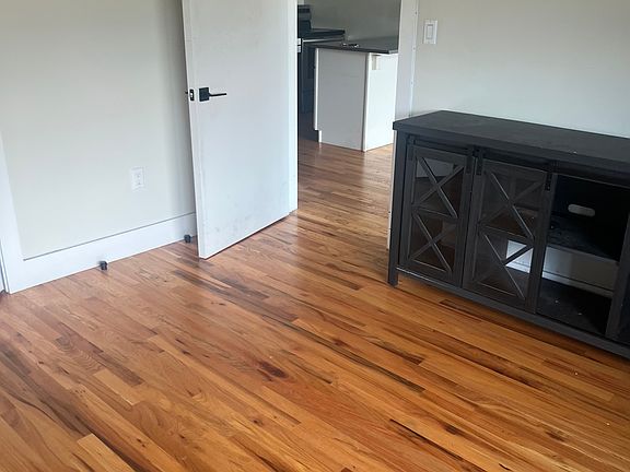 5th image of 2779 University Ave #4R