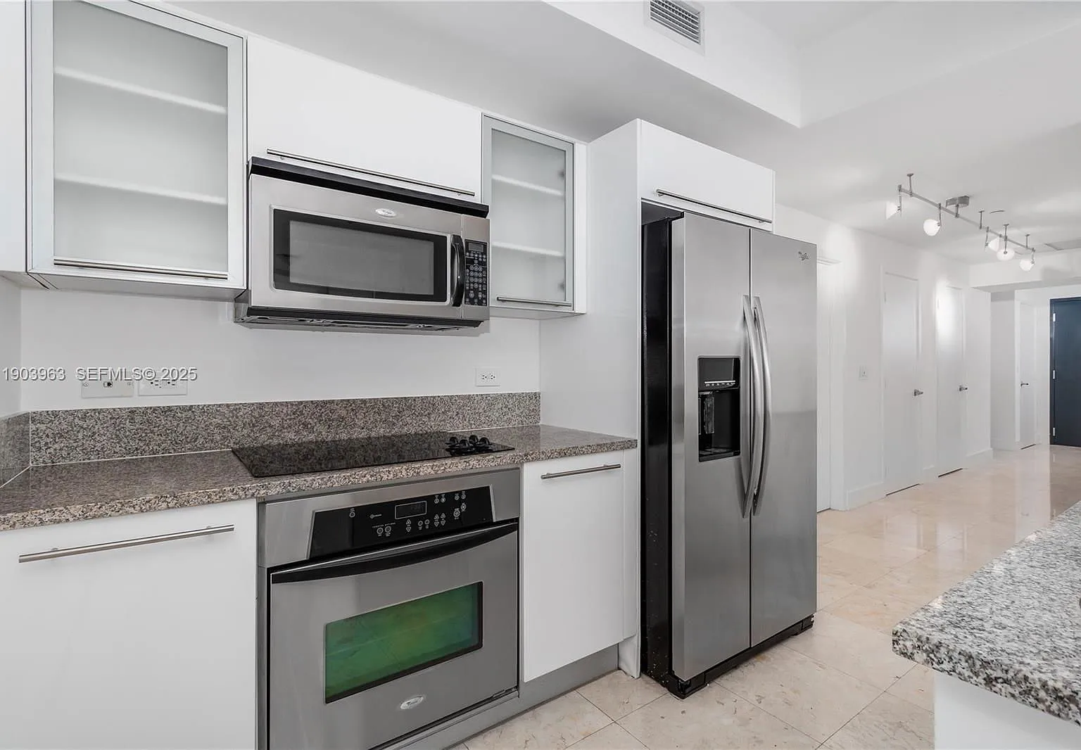 2 bed, 2.0 bath, 1323 sqft, $5,200 — Photo 4