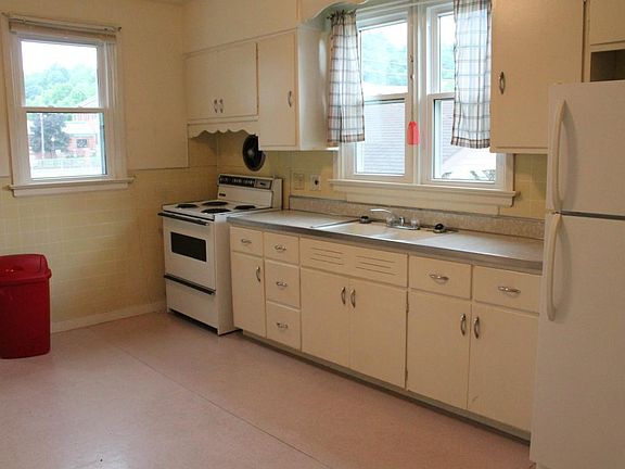 Eat-in Kitchen
