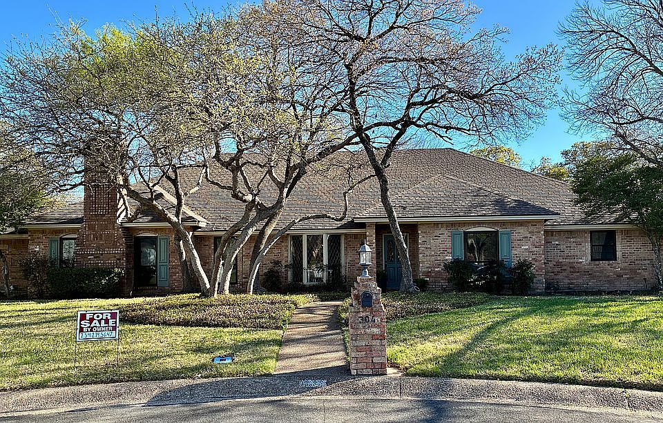 1st image of 304 Hidden Oaks Cir