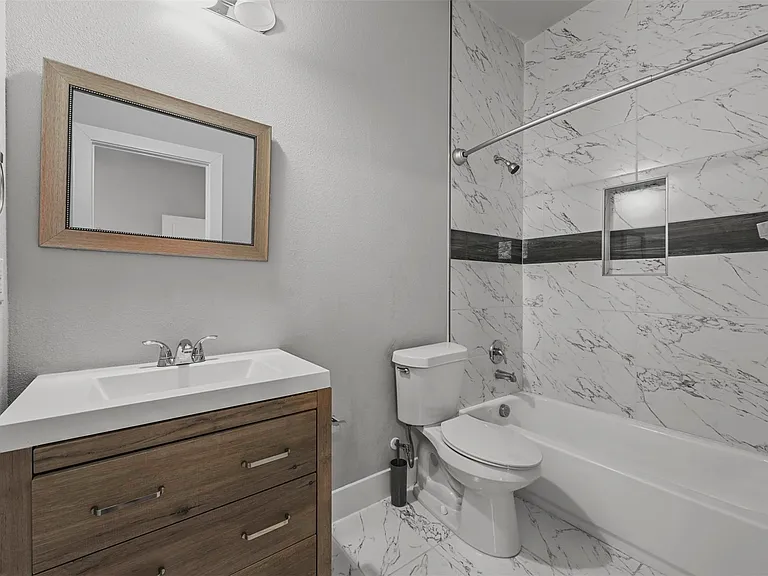 204 S Getzendaner St #2 — Photo 18
