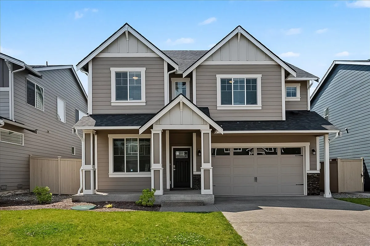 4 bed, 2.5 bath, 2622 sqft, $3,200 — Photo 1
