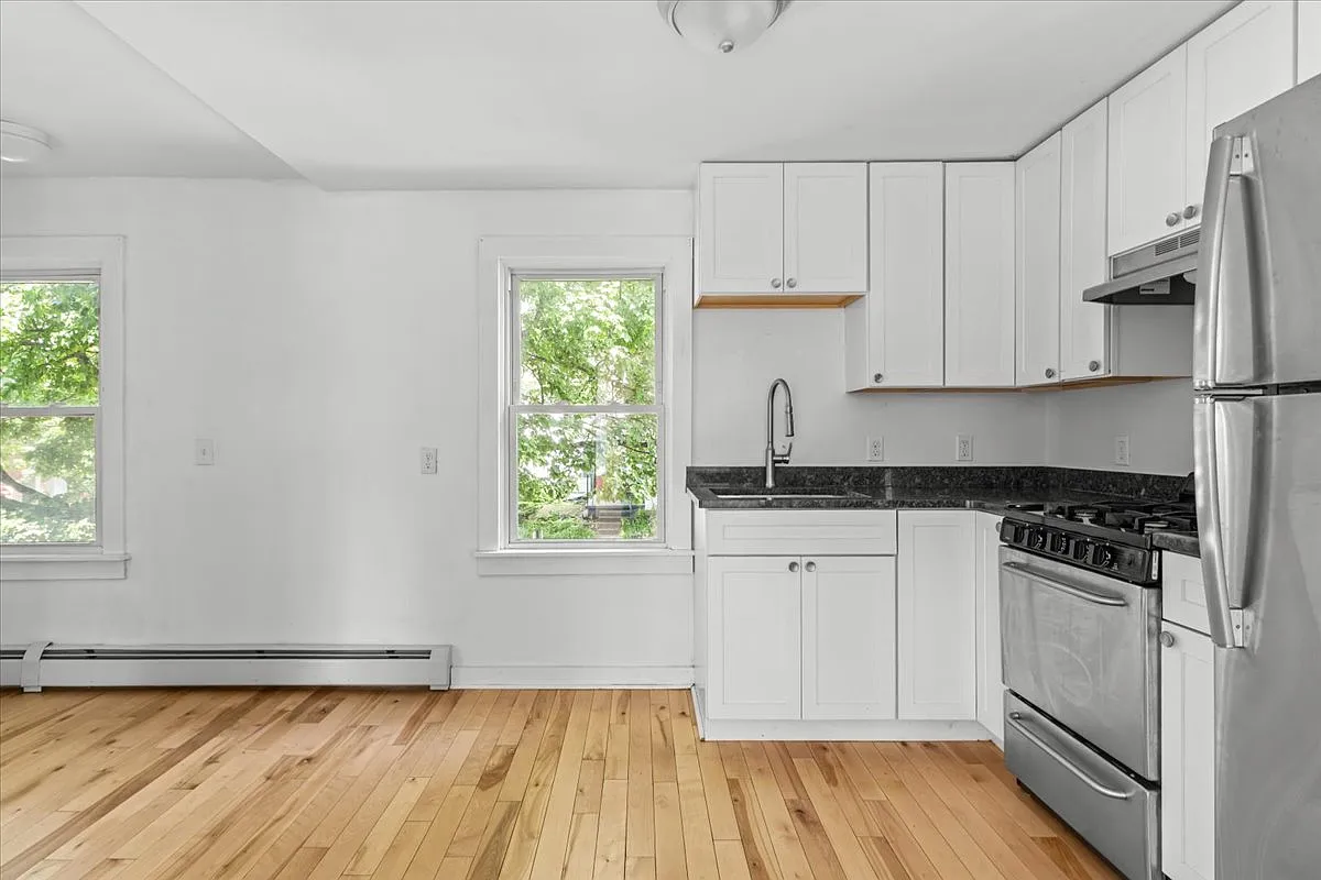 3 bed, 1200 sqft, $2,600 — Photo 2