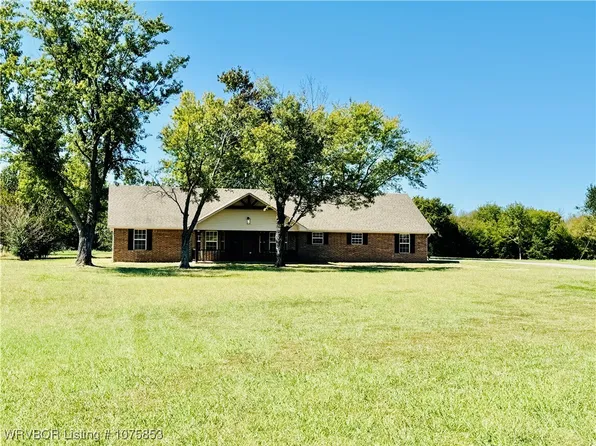 305 Meadows Ln, Pocola, OK 74902