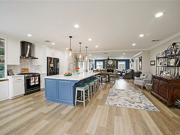 4th image of 10326 Hester Ave