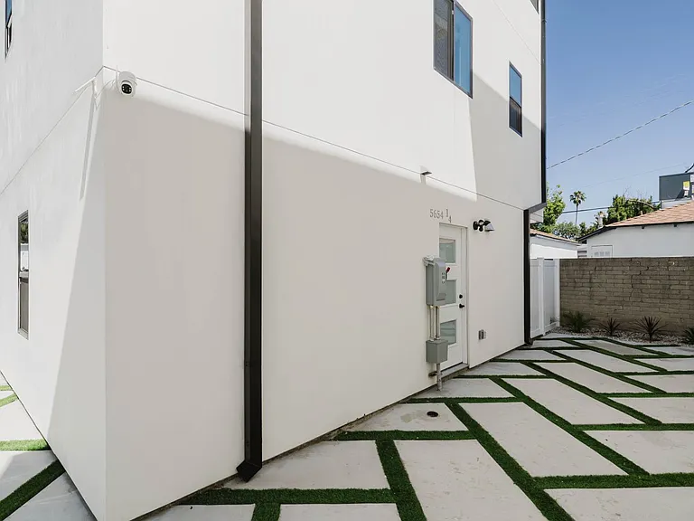 5654 1/4 Cartwright Ave — Photo 3