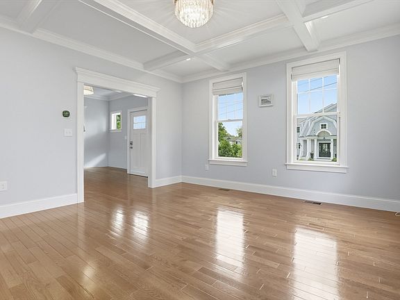 3rd image of 7 Howe St