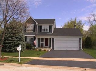 1066 Holly Cir, Lake Zurich, IL 60047