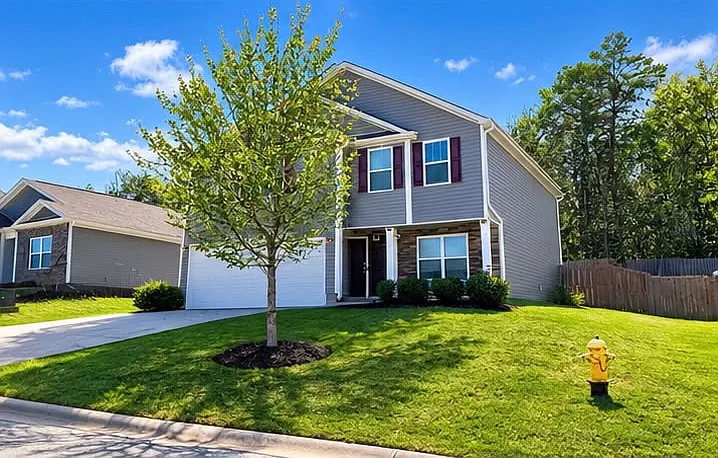 4 bed, 2.5 bath, 2196 sqft, $2,300 — Photo 2