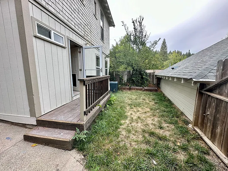 321 N School St — Photo 11