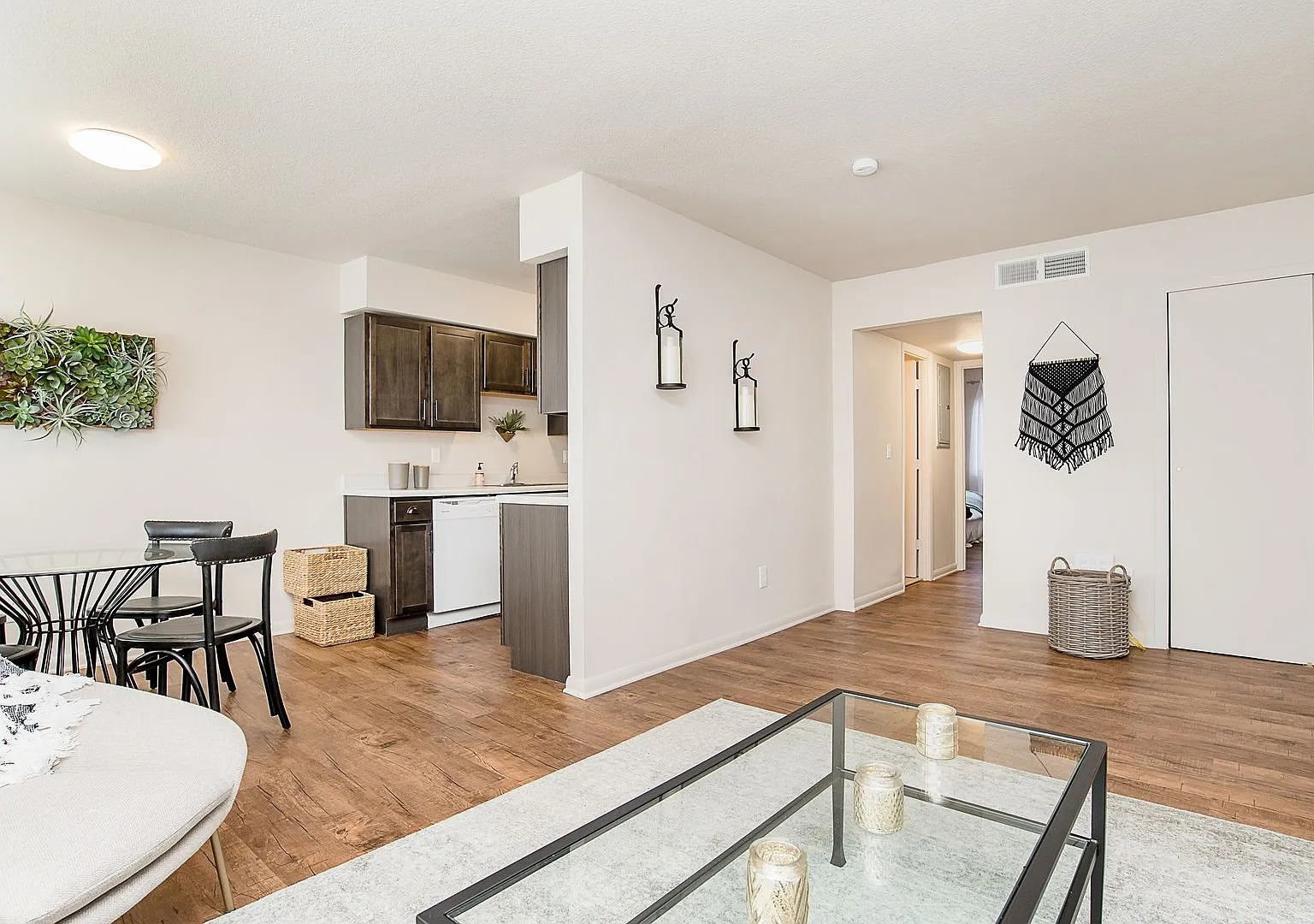 University Crossing Apartments and Townhomes — Photo 4