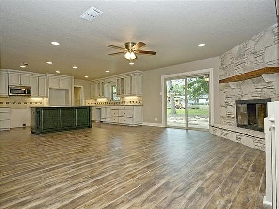 5th image of 1364 Hillcrest Dr