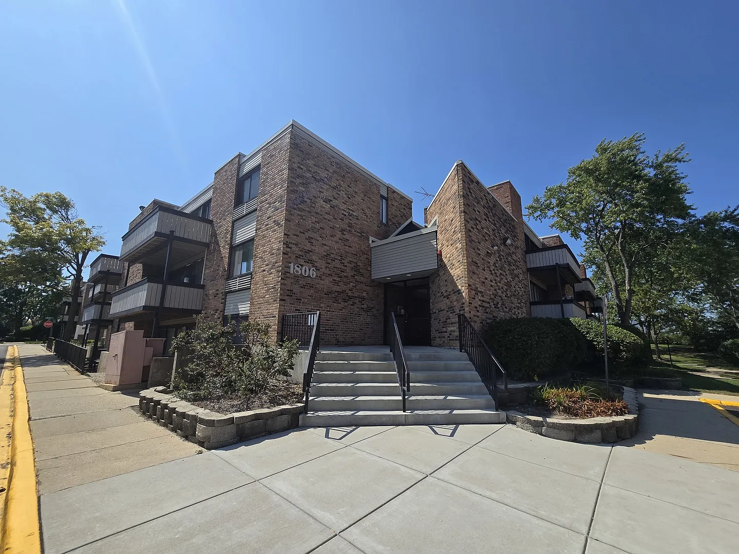 1806 Hemlock Pl APT 106 photo 1