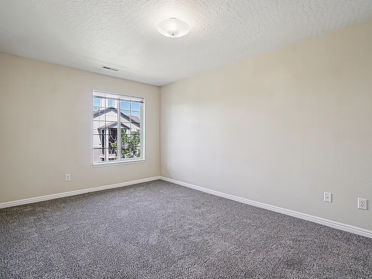 Sterling Pointe Apartments — Photo 19