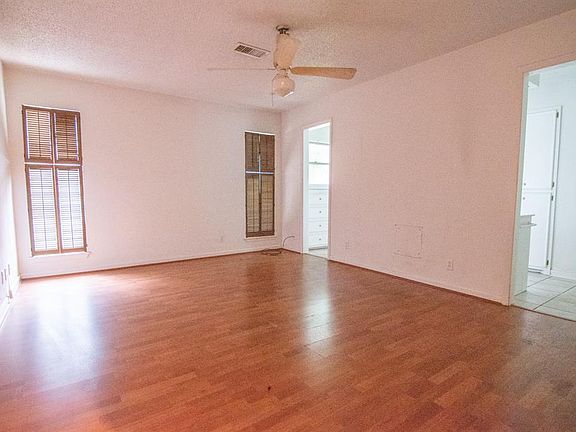 5th image of 810 Brook Hollow St