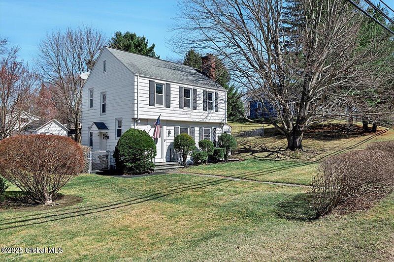 3rd image of 399 Whiteview Road