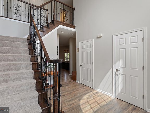 4th image of 102 Aqueduct Ct