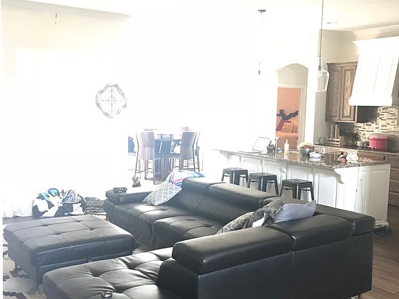 5th image of 136 Oak Meadow Trl