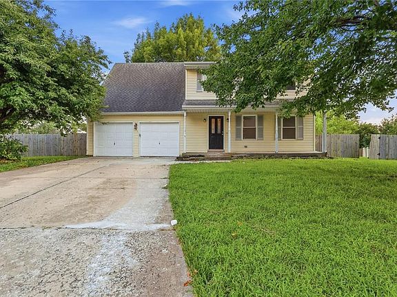 3rd image of 201 N Poplar Dr