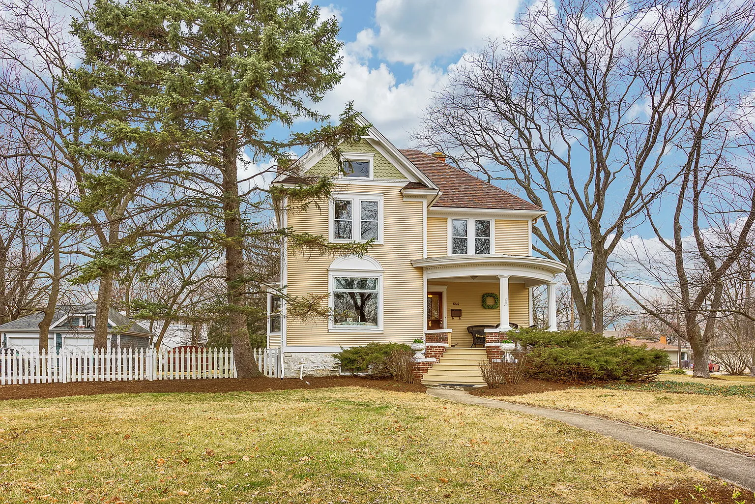 644 Prairie Ave photo 1