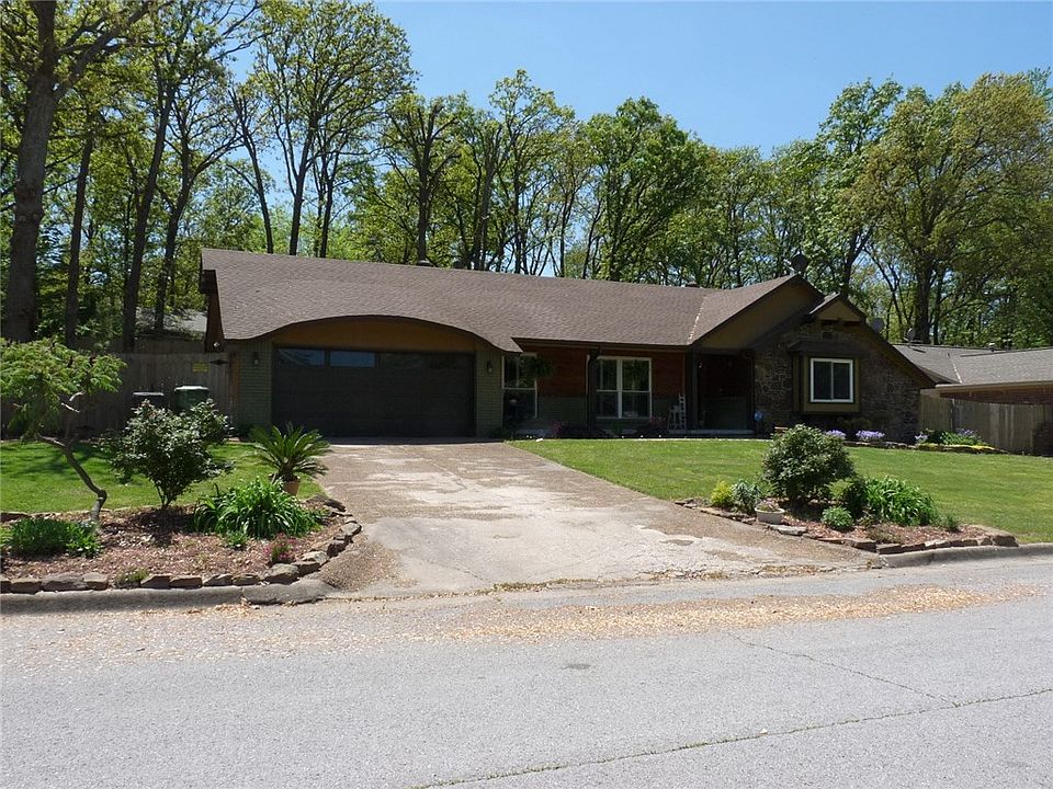 1st image of 916 S Oakhill Dr