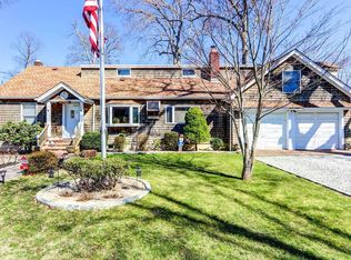 105 Huguenot Dr, Mastic Beach, NY 11951