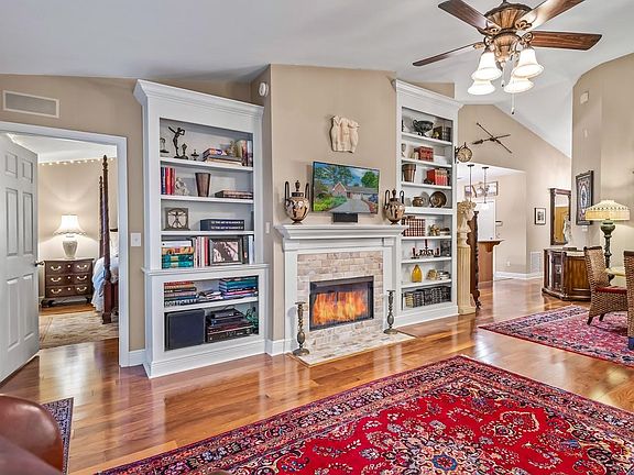 5th image of 3830 Pine Walk Dr