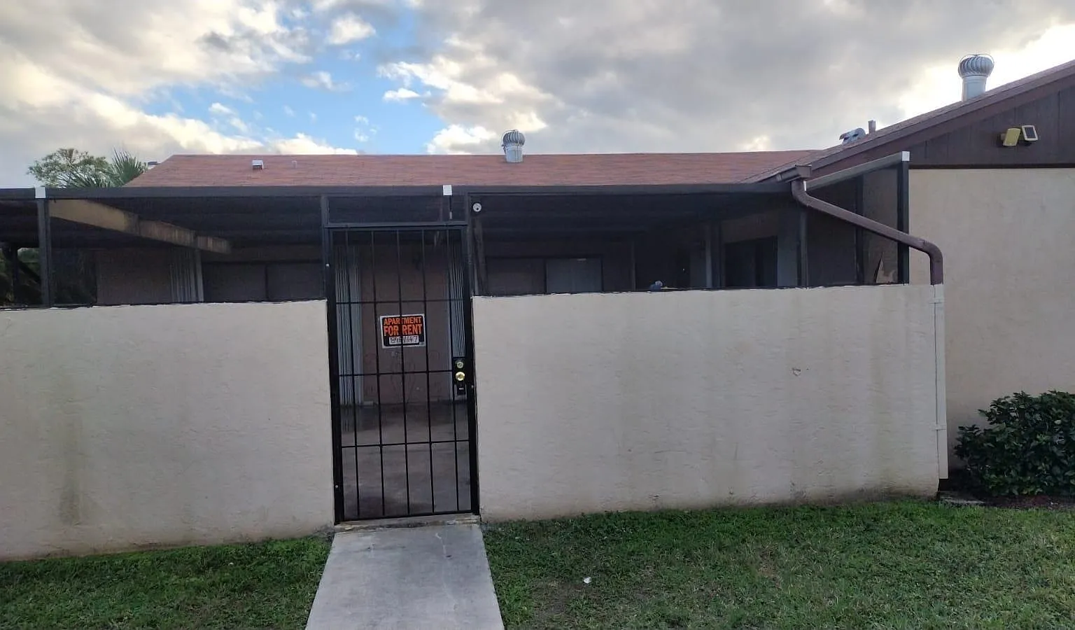 2 bed, 2.0 bath, 1002 sqft, $2,100 — Photo 1