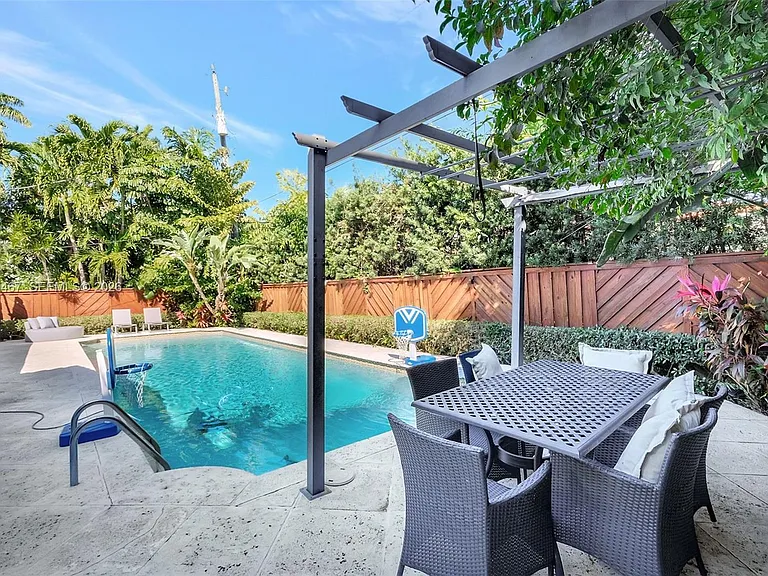 7711 Miami View Dr — Photo 27