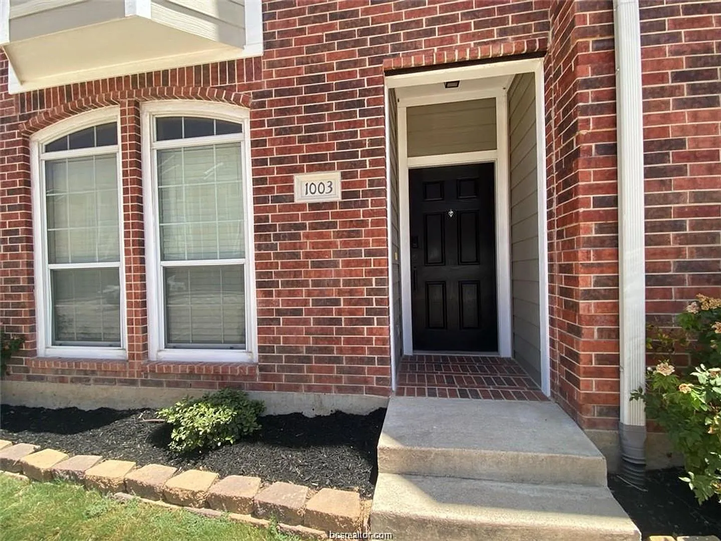 4 Bedroom Lakeridge - Available NOW! — Photo 1