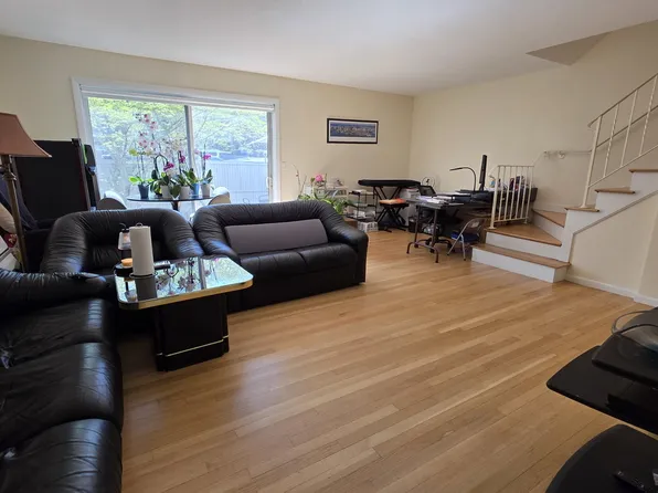 1017 W Roxbury Pkwy, Chestnut Hill, MA 02467