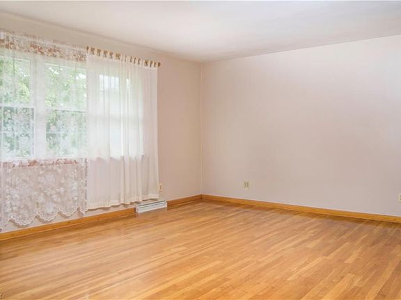 4th image of 1442 Anderson Ave
