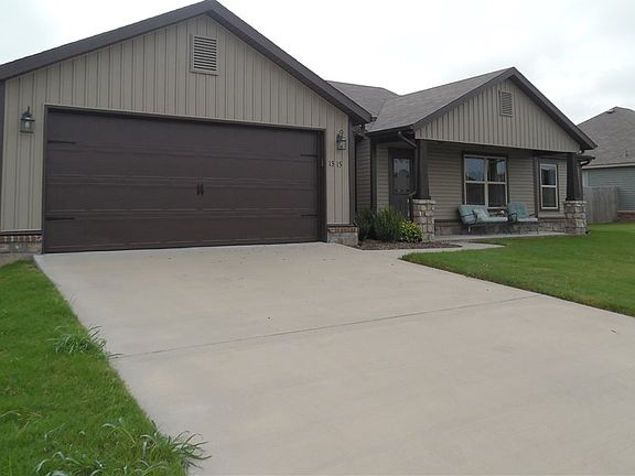2nd image of 1315 Arkansas Ln