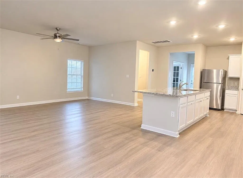 3 bed, 2.5 bath, 2292 sqft, $2,700 — Photo 3