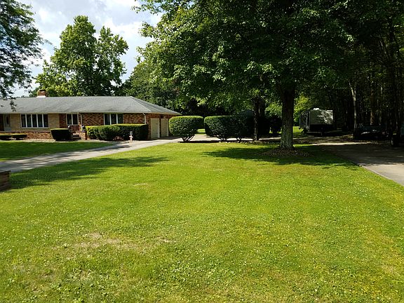 2 driveways meet at garages