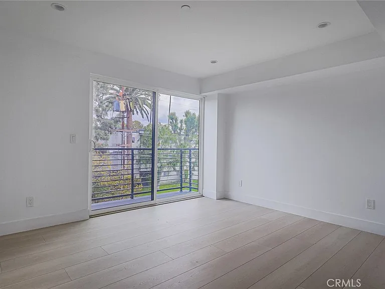 11810 Gilmore St — Photo 21