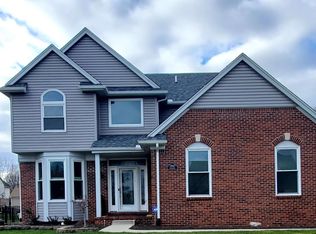 39143 Canterbury Dr, Harrison Township, MI 48045