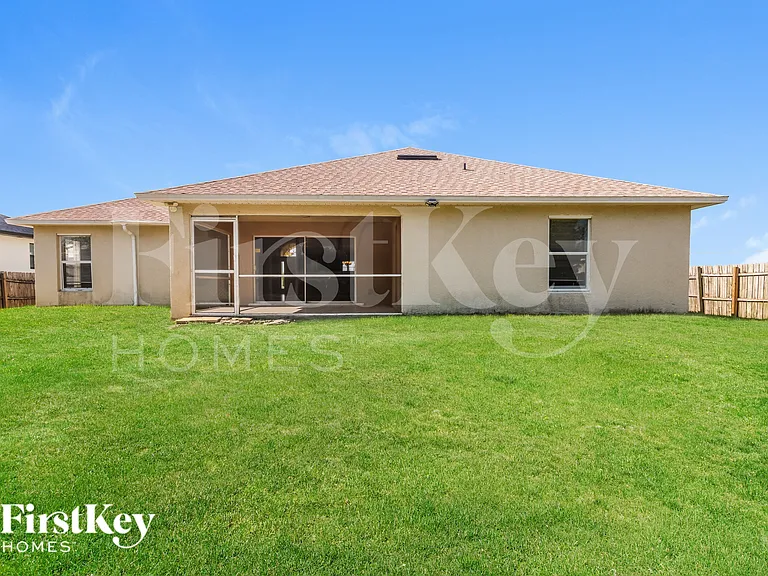 2719 NW 10th St — Photo 15
