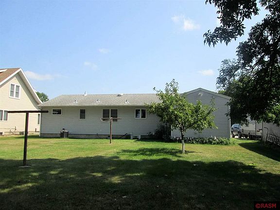 3rd image of 1017 Armstrong Blvd N