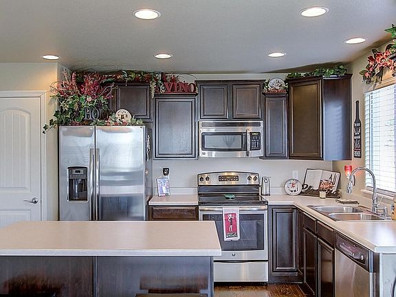 BEAUTIFUL KITCHEN.. YOU WILL ENJOY WATCHING THE CHEF AT WORK, SO PUT A STOOL UNDER THE KITCHEN ISLAND AND ENJOY A CUP OF COFFEE