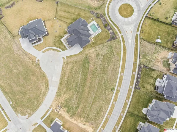 21062 Valley Cir, Elkhorn, NE 68022