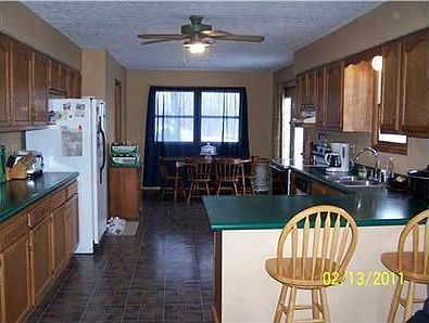 4th image of 8396 Main St