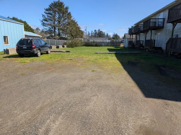 704 Seahorse Ave NE, Ocean Shores, WA 98569