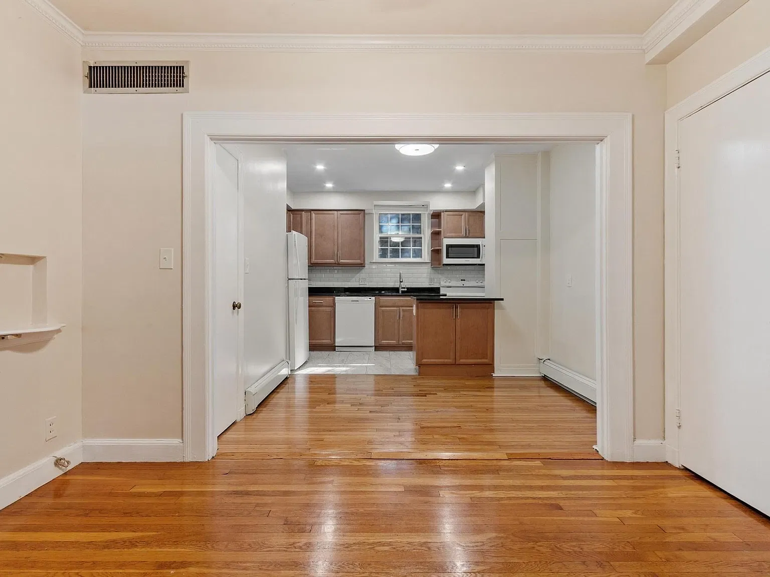 2 bed, 2.0 bath, 1104 sqft, $3,500 — Photo 2