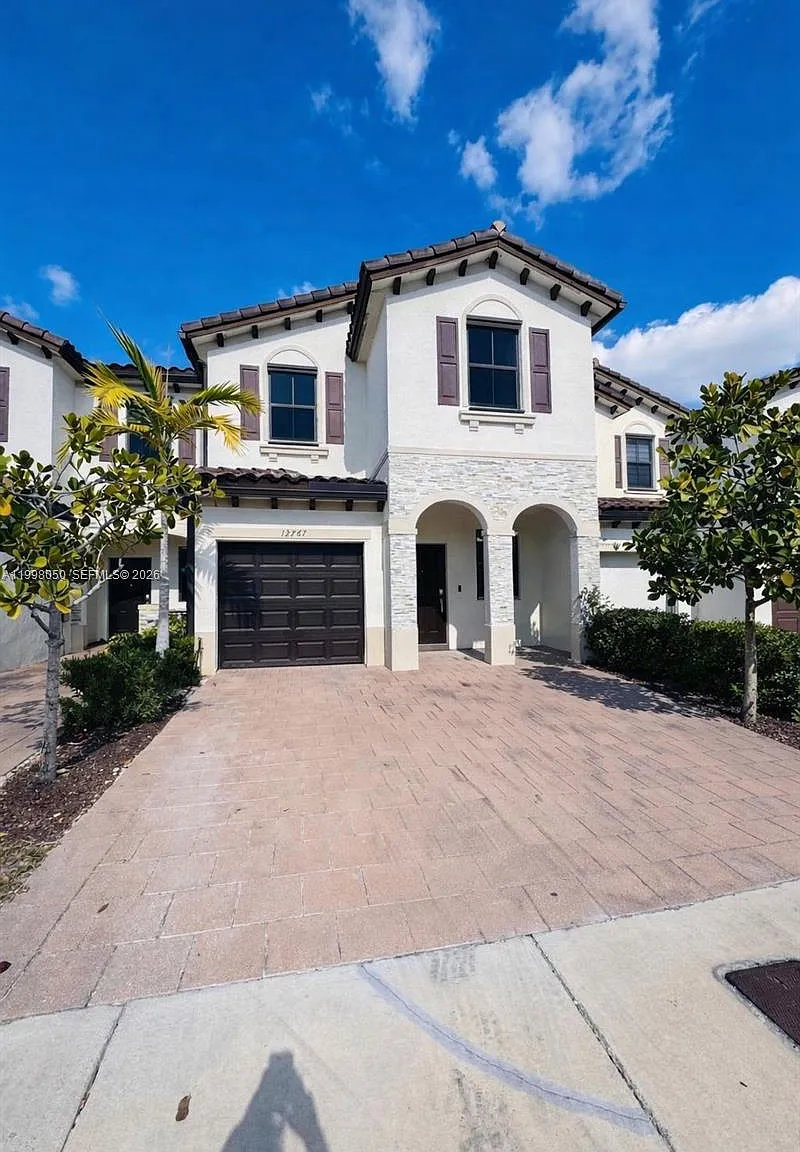 3 bed, 2.5 bath, $2,550 — Photo 1